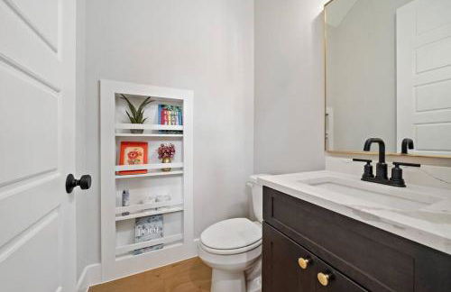 Black House - Downtown Elegance with HotTub and King Beds - Foto 44