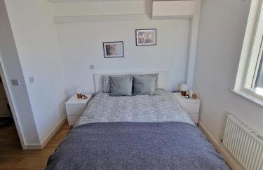 Bright and Modern Forest Hill Flat - Flexible Stay - Photo 6