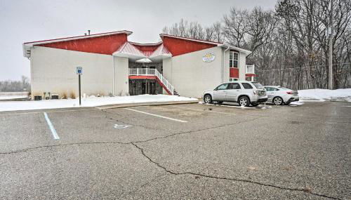 Near Lake Huron Shoreline! Studio with Resort Perks - Foto 3