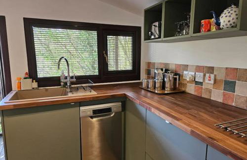 Treetops Lodge, private Cornish hideaway, parking, garden - Foto 36