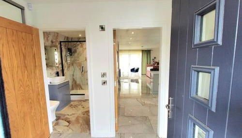 Three Bedrooms House By Sensational Stay Short Lets & Serviced Accommodation With Free Parking & Wi-fi - Foto 2, Shower