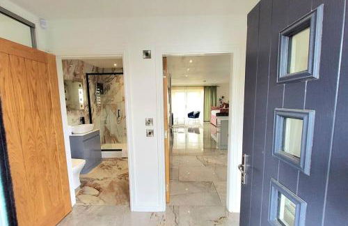 Three Bedrooms House By Sensational Stay Short Lets & Serviced Accommodation With Free Parking & Wi-fi - Foto 2