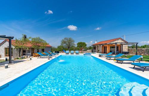 Promina luxury villa with 72sqm Heated Pool, Jacuzzi, Infrared Sauna, Tennis court, Media room - Foto 3