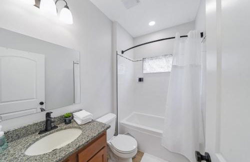 3BR 2BA Home with King Queen & Twin Beds - Foto 51