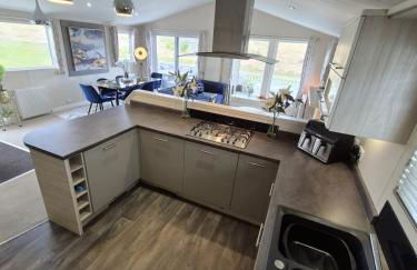 The Blue Lagoon 2 bedroom lodge with hot tub - Foto 29