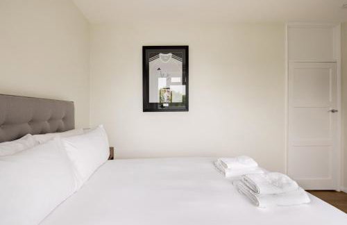 PenthouseStays Wimbledon - Chic 2 Bedroom King Bed Apartment with Balcony - 2 mins from Wimbledon Tennis Club and Museum - AELTC - Foto 8