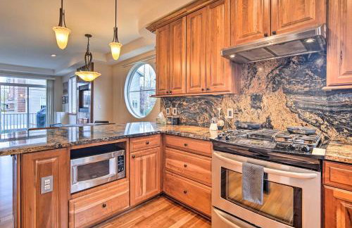 Sleek Escape with Balcony Less Than 1 Mi to 5th Avenue! - Photo 6