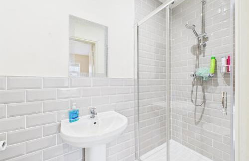 Stylish 6 Bed Apartment - Ideal for Contractors, Health Care workers - Peterborough - Foto 13