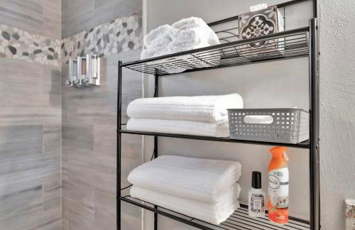 Family & Pet Friendly Getaway with Porch Fire Pit & Yard - Foto 32