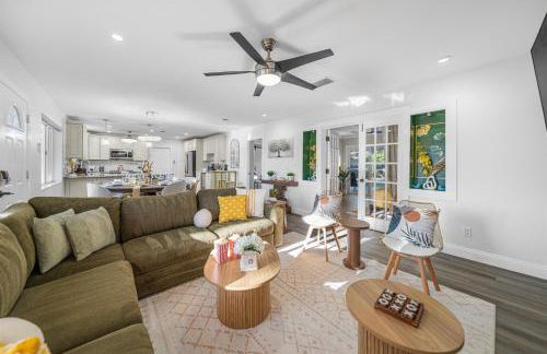 Stunning Gem Home w Heated Salt Pool & Game Room - Foto 9