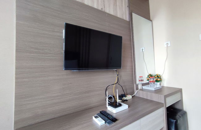 Comfortable And Modern 1Br Without Living Room At Amartha View Apartment - Foto 6