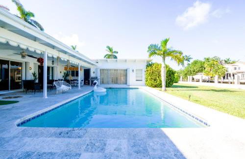 3BD Tropical Luxe Stay with Pool, Gameroom and Grill - Foto 5