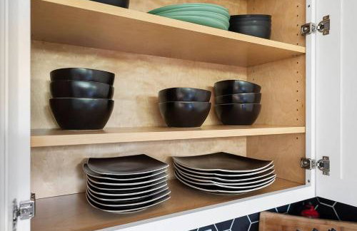 Black House - Downtown Elegance with HotTub and King Beds - Photo 50