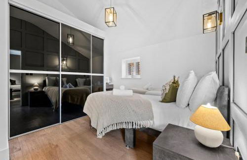 The Oaks Barn - A Countryside Luxury Rural Escape with Hot tub & Fire Pit! Tranquil Group Retreat - Sleeps 8, Pet Friendly & Off road Parking - By Blue Puffin Stays - Photo 54