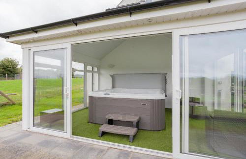 Beautiful mountain views & private hot tub - Foto 51