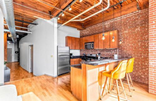 Celebrate the Season in a Trendy STL Loft 4D - Foto 12