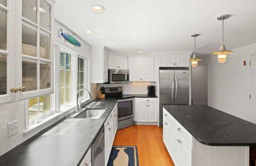 3 Bicycles Provided! Cape Cod Cottage with Deck - Foto 17