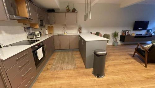 2 beds by Tower Bridge, Walk to Sights & Dining - Foto 3