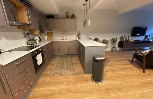 2 beds by Tower Bridge, Walk to Sights & Dining - Photo 3