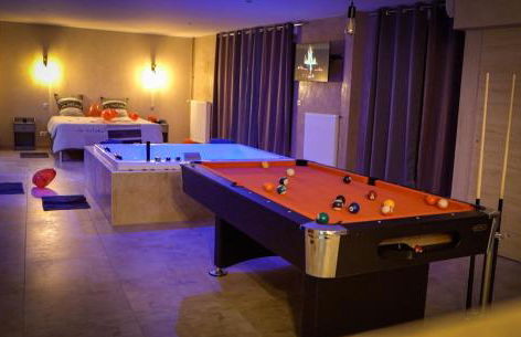 LE LOFT A BULLES (85m2 Jacuzzi Hammam Billiard Bar Douche Sauna) - Foto 2