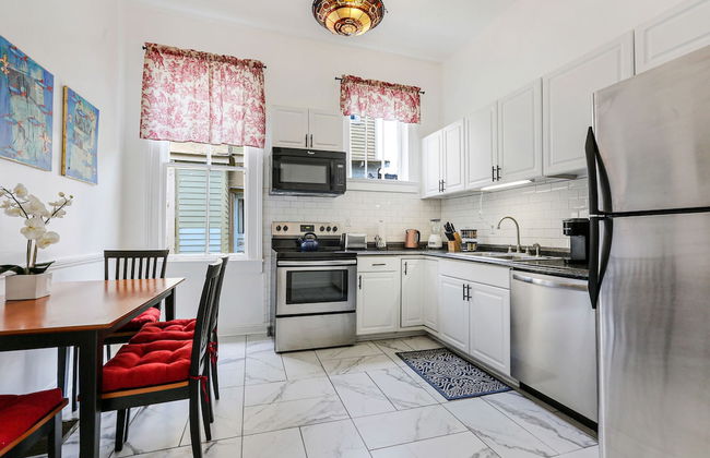 Uptown Spacious 4BD w Historic Charm - Foto 23