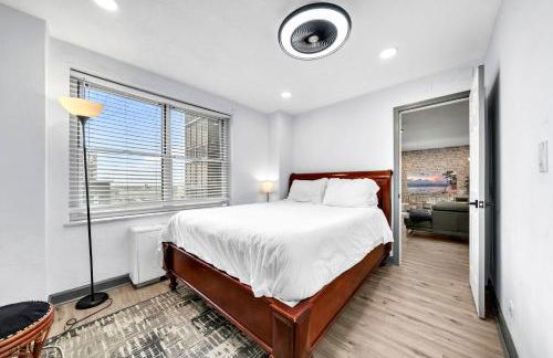 P8G Remodel 2BR/2BA downtown ATL-Parking & Balcony - Photo 4