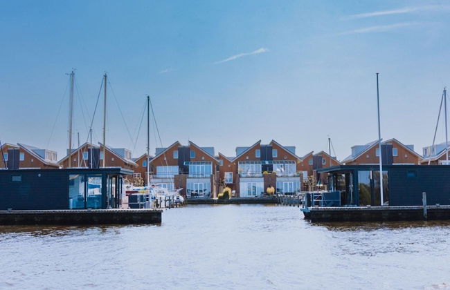 Modern Houseboat With air Conditioning Located in Marina - Foto 21