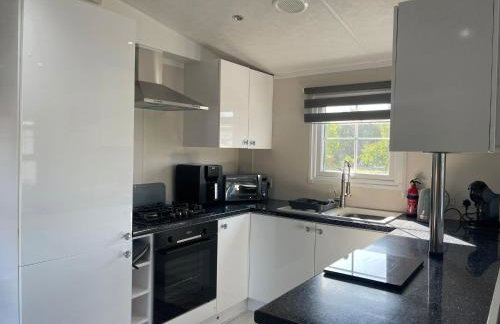 Riverside Lodge, with Hot tub on The River Severn - Photo 10