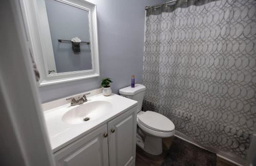 3 Min to Downtown - 10 Min to Elon - Smart TVs - Foto 38