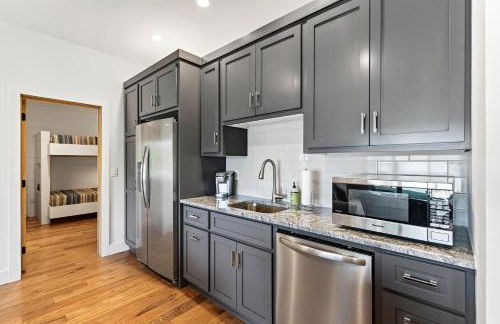 Dockside of the Moon - Photo 30