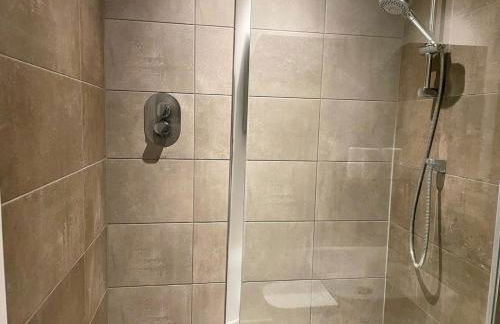 2BR 2BA Top Floor Penthouse Apartment in RG2 - Ideal for Business Travellers & Contractors, Free Parking & Sleeps Up To 6 - Foto 18