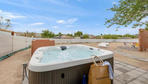 Fable by Avantstay 2 Unique Spaces, w/ Bowling, Hot Tub, Fire Pit, Large Yard - Foto 4, Other