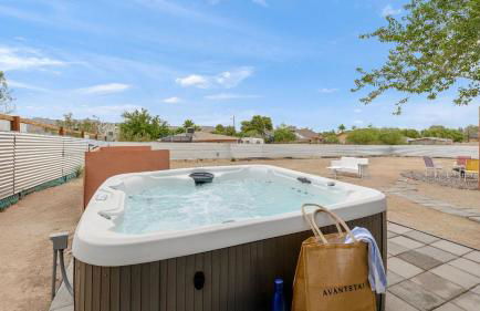 Fable by Avantstay 2 Unique Spaces, w/ Bowling, Hot Tub, Fire Pit, Large Yard - Foto 4