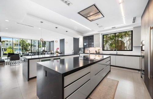Three Story Waterfront Villa with Basketball and Mini Golf - Foto 13