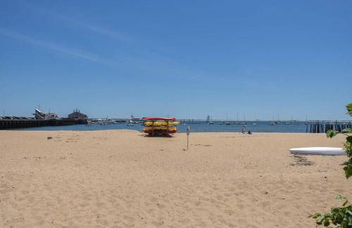 Charming Getaway 1 Block from Beach - Foto 24