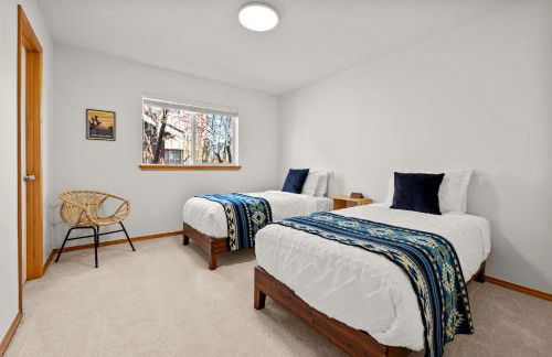 Modern Lodge with a Jacuzzi Tub - Photo 10