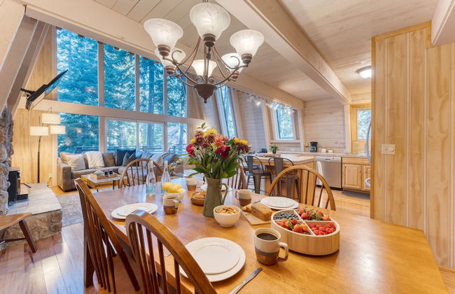 Lundy Bearden Serene Tahoe Retreat With Deck Fireplace and Forest Views - Foto 13