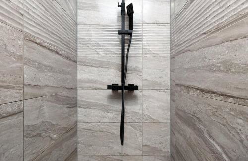 Modern Comfort 4 Bedrooms and Great Location - Foto 31