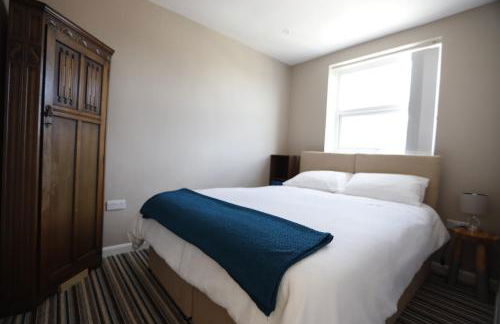 Seafarer's View - 6 bedroom townhouse in Cowes, parking & seaviews. - Photo 9