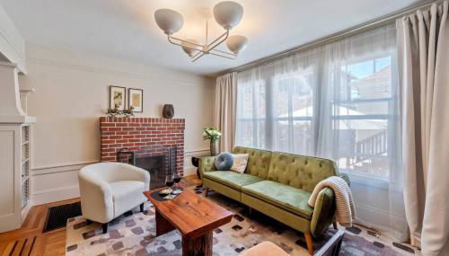 Refined and Roomy 1BD House with Laundry - Foto 3