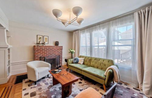 Refined and Roomy 1BD House with Laundry - Foto 3