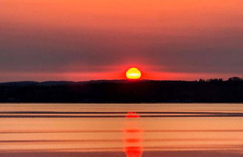 Waterfront Deck and Dock Torch Lake Home! - Foto 45