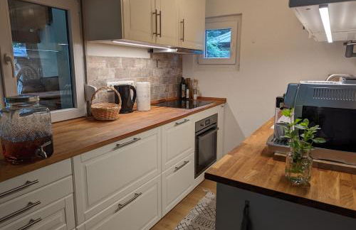 Modern bungalow with direct lake access and fireplace - Photo 26