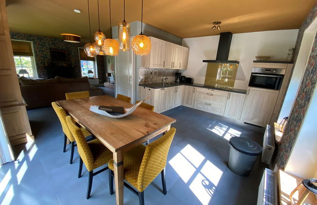 Lush Villa with Hot Tub, Private Fenced Garden in Hippolytushoef - Foto 5