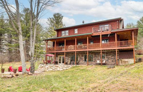 Spacious Log Home with 13 Acres, Ponds and Fire Pit! - Foto 3