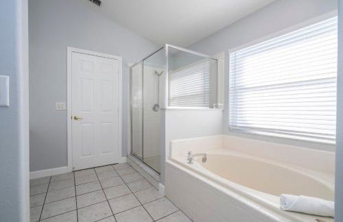 Magical 5-Bedroom Retreat w/ Pool, 3 Ensuite Bedrooms, Near Disney, and Internet! - Foto 18