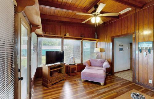 Classic Lakefront Cottage with Private Dock, Lovely Lake View, Backyard & WiFi - Foto 6