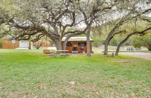 'Cabana Luna' Cabin w/ Deck, Swing & Fire Pit! - Foto 1