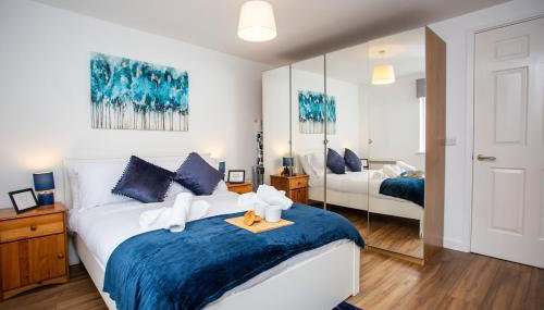 Central 2BR Apartment - 4 Min Walk To Train, High-Speed WiFi & Smart TVs! - Foto 2, towels, wardrobe