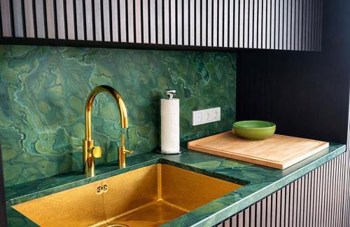 City Centre Roof Terrace Penthouse with Parking - Photo 10